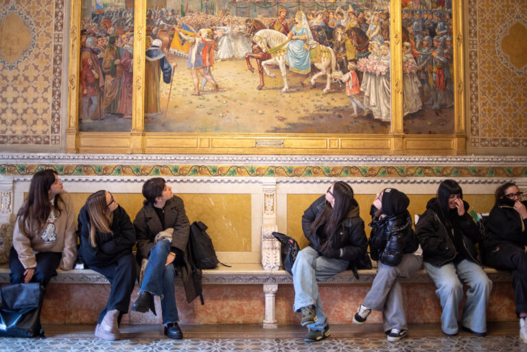 Lezione di disegno a palazzo Fizzarotti, Bari