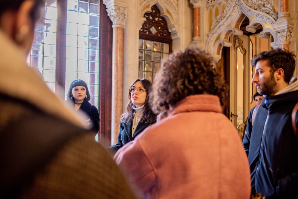 Lezione di disegno a palazzo Fizzarotti, Bari