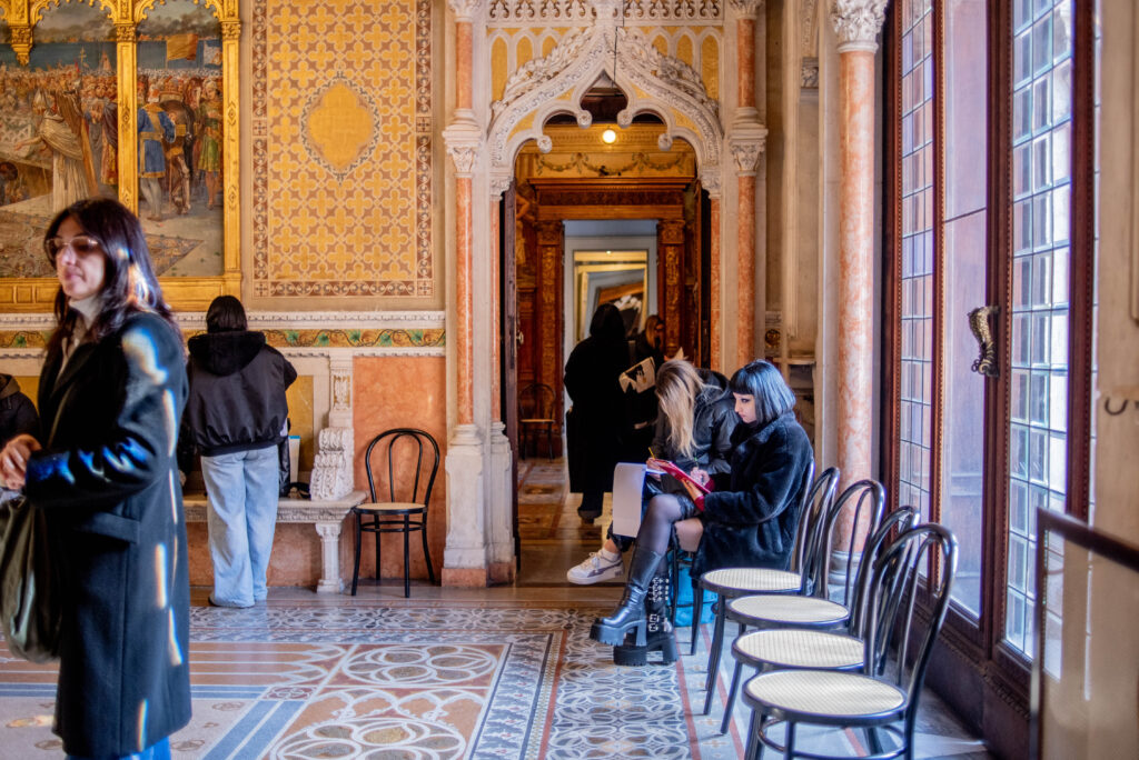 Lezione di disegno a palazzo Fizzarotti, Bari